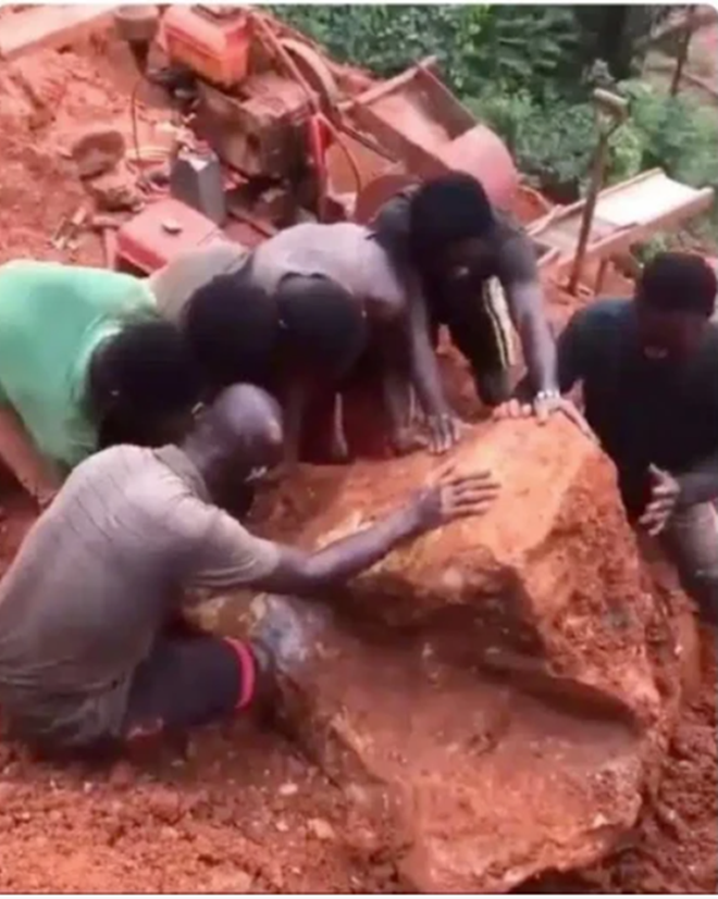 Nhóm thợ đào được 'tảng đá' khổng lồ nghi là kho báu trị giá hàng triệu đô