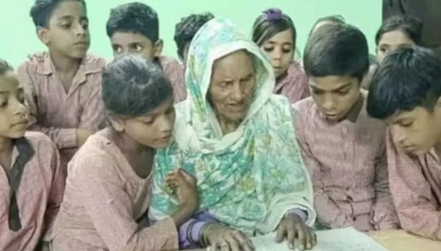 Cụ bà 92 tuổi người Ấn Độ lần đầu đến trường học đọc và viết