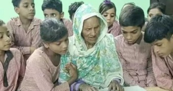 Cụ bà 92 tuổi người Ấn Độ lần đầu đến trường học đọc và viết