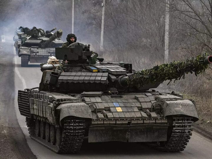 Giai đoạn đầu xung đột, Ukraine vẫn phụ thuộc nhiều vào các dòng xe tăng Liên Xô do các nước Đông Âu viện trợ. (Ảnh: The Economic Times)
