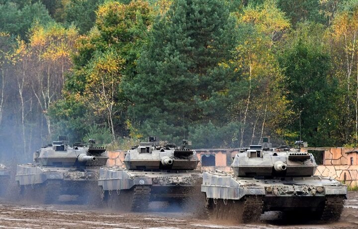 Đến giữa năm 2023, phần lớn lực lượng thiết giáp Ukraine đang chuyển sang sử dụng xe tăng chuẩn NATO - trong đó đóng vai trò chủ lực là xe tăng Leopard 2. (Ảnh: ABC News)