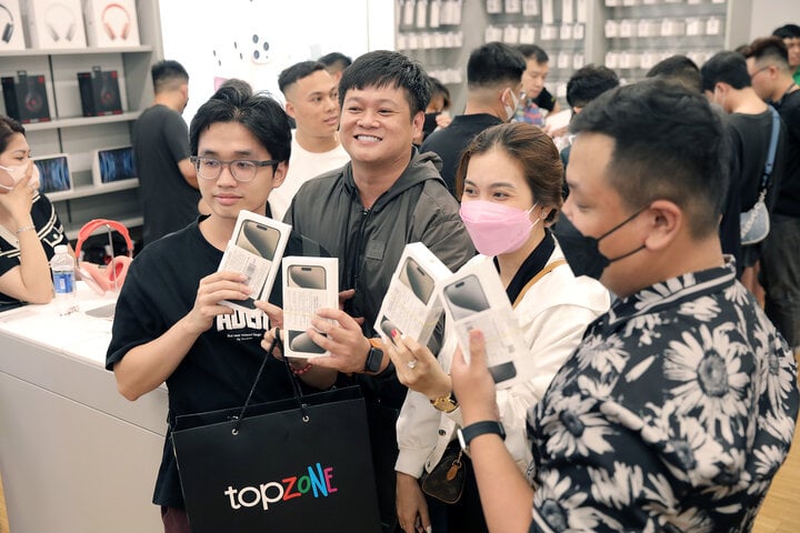 iPhone 15 đến tay người Việt trong đêm