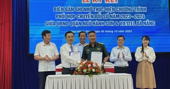 Hộ chính sách, người khuyết tật được tặng smartphone để chuyển đổi số Hộ chính sách, người khuyết tật được tặng smartphone để chuyển đổi số