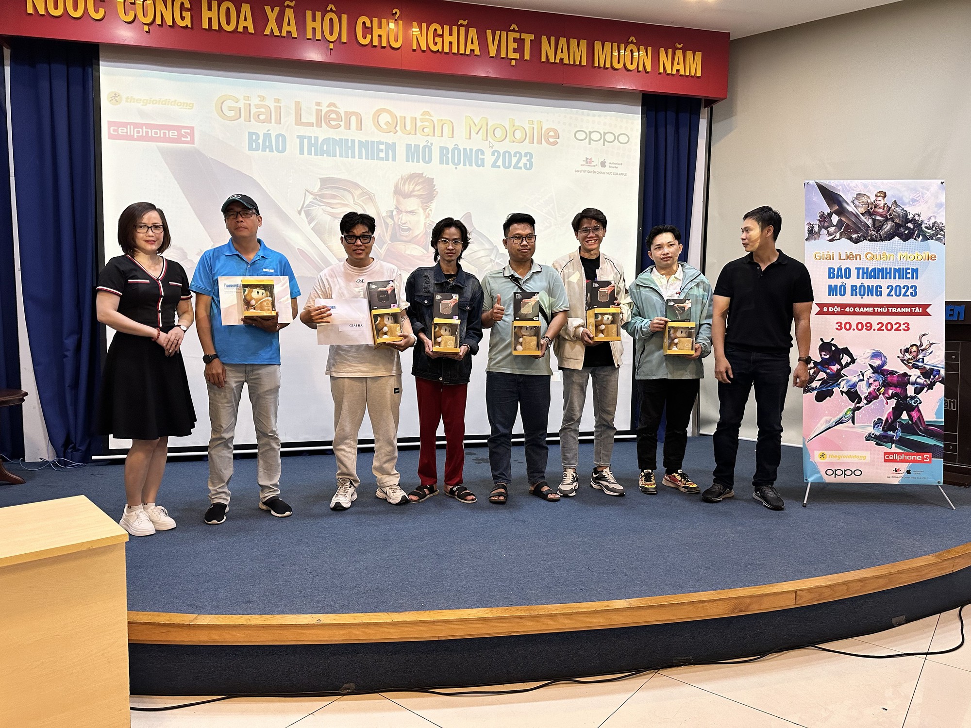 Đại diện Báo Thanh Niên trao giải cho thành viên đội TNG (Giải tư) và ANT (Giải ba)