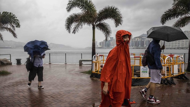 Trung Quốc: Hong Kong tiếp tục nâng cảnh báo về bão Koinu