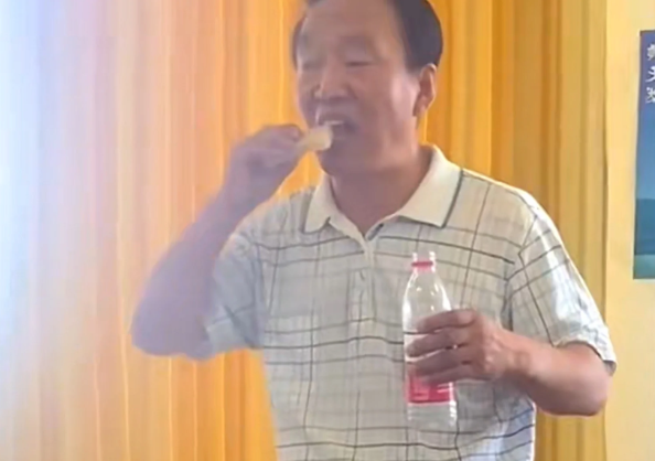 Chủ tịch công ty xà phòng Trung Quốc gây sốc vì ăn sản phẩm của mình