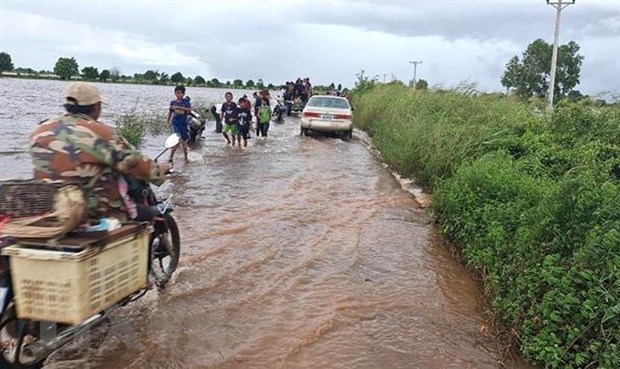 Mưa lũ ảnh hưởng đến 11 tỉnh ở Campuchia, Lào chuẩn bị ứng phó với bão