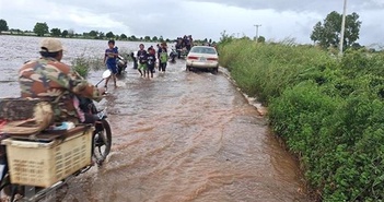 Mưa lũ ảnh hưởng đến 11 tỉnh ở Campuchia, Lào chuẩn bị ứng phó với bão