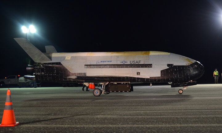 Máy bay không gian X-37B hạ cánh xuống bãi đáp tàu con thoi của NASA ở bang Florida, Mỹ, tháng 10/2019. (Ảnh: USAF)