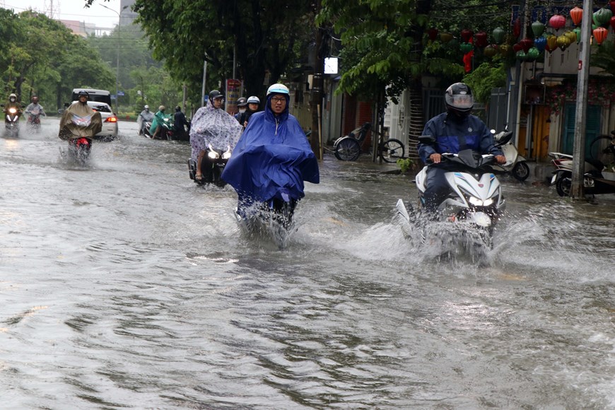 [Photo] Mưa lớn gây ngập cục bộ nhiều tuyến đường ở thành phố Huế