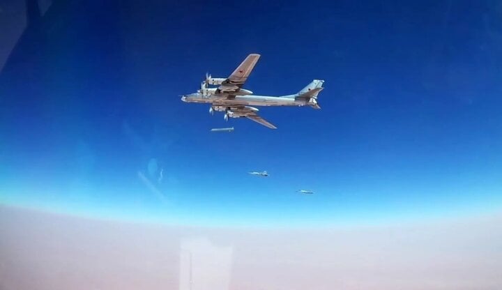 Máy bay ném bom Tu-95MS phóng tên lửa hành trình Kh-101 vào các cơ sở của IS ở Syria.