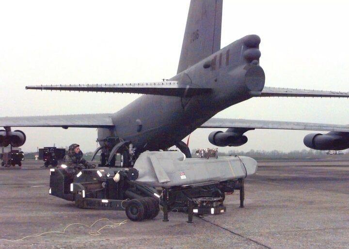 Một phi công bảo vệ Tên lửa hành trình phóng từ trên không (ALCM) trong quá trình kiểm tra bảo trì trên máy bay B-52H Stratofortress, tại RAF Fairford, Vương quốc Anh.