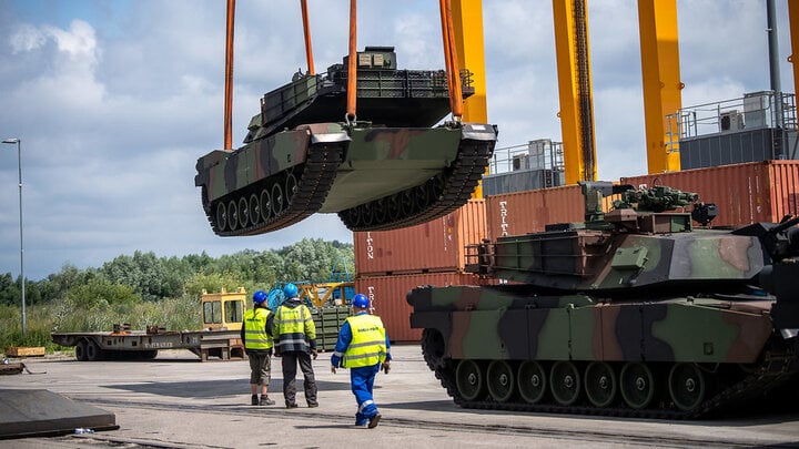 Ba Lan nhận xe tăng M1 Abrams bàn giao từ Mỹ.
