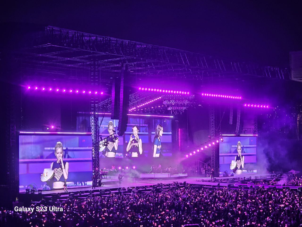 Cầm Galaxy S23 Ultra đi concert BlackPink mới thấy zoom quang 10x “hơn người” đến mức nào - Ảnh 1.