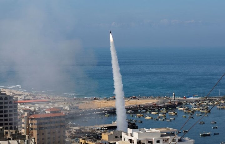 Rocket bắn từ Dải Gaza vào lãnh thổ Israel vào sáng 7/10. (Ảnh: Reuters)