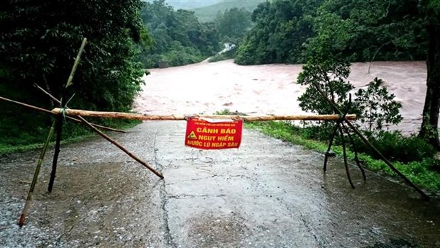 Các sông từ Quảng Bình đến Quảng Ngãi chuẩn bị đón lũ, báo động cấp 2