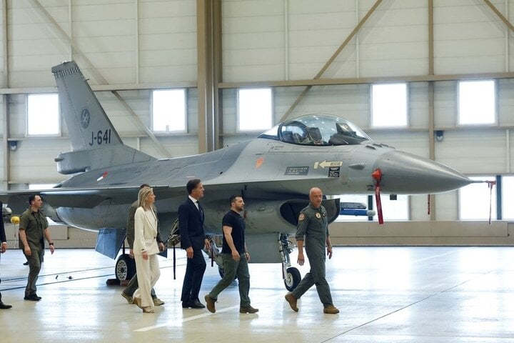 Tổng thống Ukraine Volodymyr Zelenskiy và Thủ tướng Hà Lan Mark Rutte đi bộ gần chiếc F-16, ở Eindhoven, Hà Lan, ngày 20/8/2023.