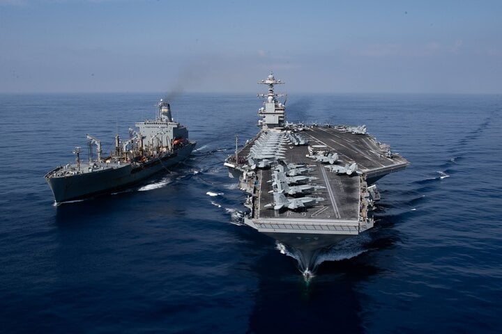 Tàu sân bay lớn nhất thế giới USS Gerald R. Ford di chuyển cùng tàu hậu cần USNS Laramie ở phía đông Biển Địa Trung Hải vào ngày 11/10. (Ảnh: Hải quân Mỹ)