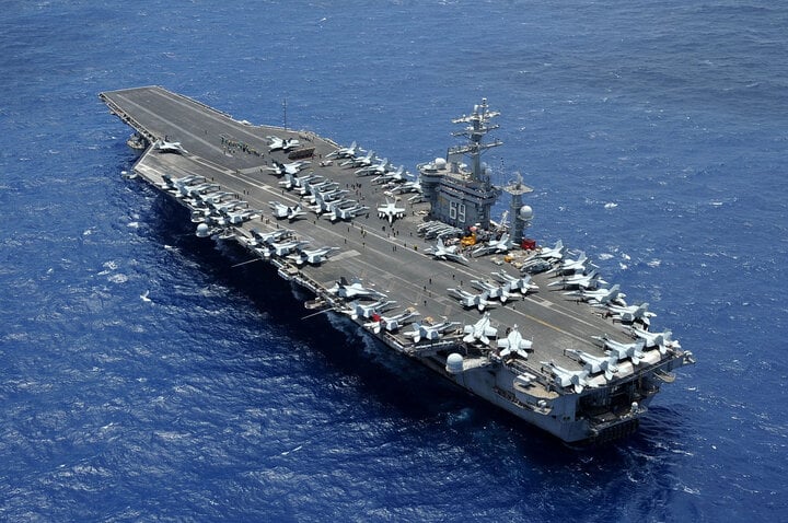 Tàu sân bay USS Dwight Eisenhower có thể mang theo gần 90 máy bay quân sự các loại. (Ảnh: Hải quân Mỹ)