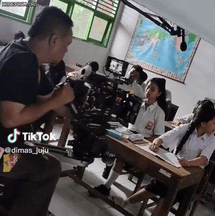 Clip 121 triệu lượt xem tiết lộ "thủ thuật" quay cảnh dọa ma kinh điển, khán giả giờ khỏi phải sợ nữa rồi! - Ảnh 3. Clip 121 triệu lượt xem tiết lộ "thủ thuật" quay cảnh dọa ma kinh điển, khán giả giờ khỏi phải sợ nữa rồi! - Ảnh 3.