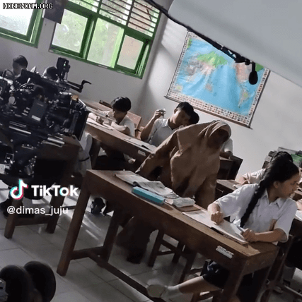 Clip 121 triệu lượt xem tiết lộ "thủ thuật" quay cảnh dọa ma kinh điển, khán giả giờ khỏi phải sợ nữa rồi! - Ảnh 4. Clip 121 triệu lượt xem tiết lộ "thủ thuật" quay cảnh dọa ma kinh điển, khán giả giờ khỏi phải sợ nữa rồi! - Ảnh 4.