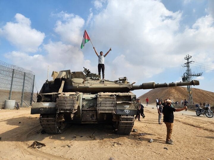 Một chiếc Merkava IV bị lực lượng Hamas phá hủy trong cuộc tấn công vào đầu tháng 10/2023.