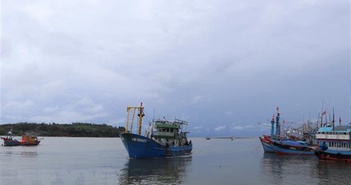 Áp thấp nhiệt đới kết hợp với dải hội tụ gây mưa dông mạnh trên biển Áp thấp nhiệt đới kết hợp với dải hội tụ gây mưa dông mạnh trên biển