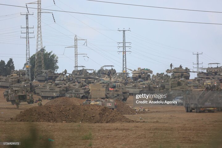 Đối với xe tăng Merkavas IV của Israel, lớp giáp bổ sung trên tháp pháo sẽ hữu ích nhất trong việc ngăn chặn các cuộc tấn công từ các UAV cỡ nhỏ thả lựu đạn tự chế. (Ảnh: Anadolu)
