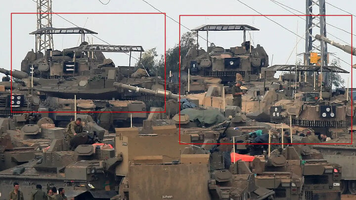 Một đơn vị thiết giáp Israel với giáp lồng trên những xe tăng Merkava IV trước chiến dịch trên bộ vào Dải Gaza. (Ảnh: Anadolu)