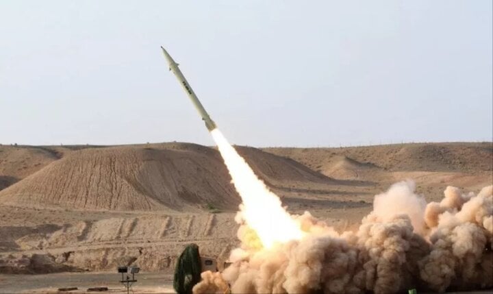 Iran bắn thử tên lửa Fateh-110.