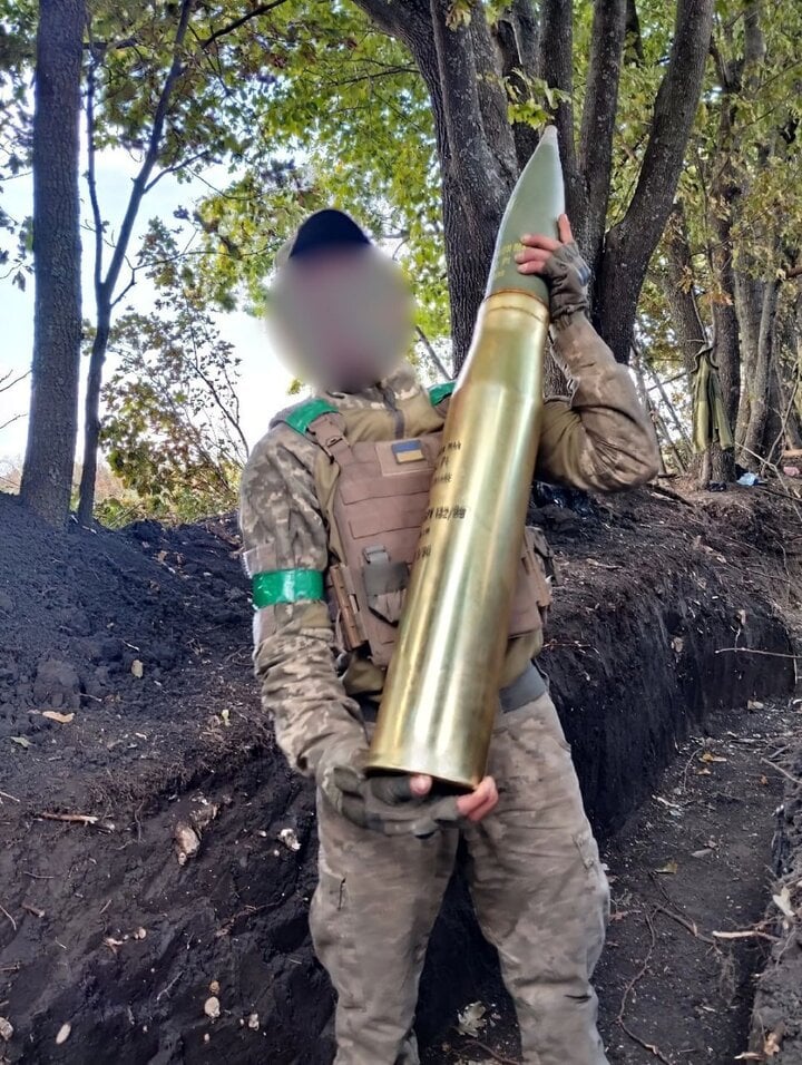 Xuất hiện hình ảnh lính Ukraine sử dụng pháo 100mm gần 80 năm tuổi
