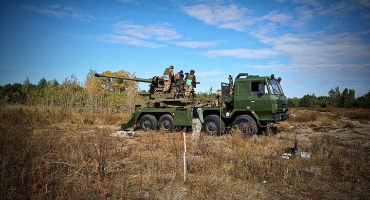 Pháo phòng không KS-19 trên khung xe tải Tatra.