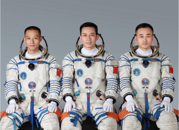 Trung Quốc đưa phi hành đoàn trẻ chưa từng có vào vũ trụ