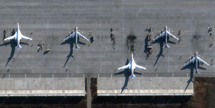 Hình ảnh căn cứ không quân của Nga chịu thiệt hại sau vụ tấn công.