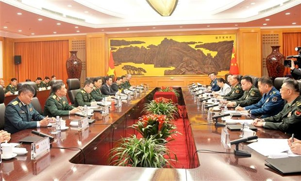 Đại tướng Phan Văn Giang, Bộ trưởng Bộ Quốc phòng Việt Nam hội đàm với Thượng tướng Hà Vệ Đông, Phó Chủ tịch Quân ủy Trung ương Trung Quốc. (Ảnh: Mạnh Cường/TTXVN)