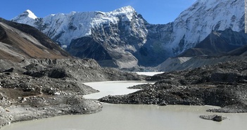 Biến đổi khí hậu khiến sông băng ở Himalaya tan chảy và hậu quả khó lường