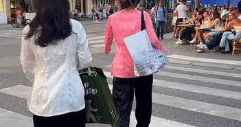 Hai cô gái tự tin diện đồ bà ba khi đang du lịch Paris, Sydney khiến ai ai cũng phải ngoái nhìn Hai cô gái tự tin diện đồ bà ba khi đang du lịch Paris, Sydney khiến ai ai cũng phải ngoái nhìn
