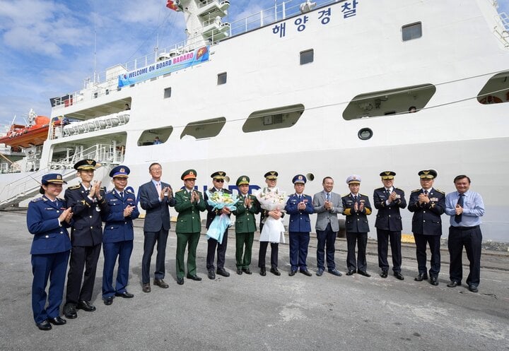 Các đại biểu đónTàu huấn luyện BADARO của Lực lượng Bảo vệ bờ biển Hàn Quốc tại Cảng Chùa Vẽ.