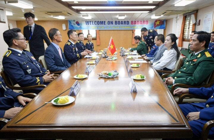 Đại diện lãnh đạo các cơ quan, đơn vị phía Việt Nam thăm Tàu huấn luyện BADARO.