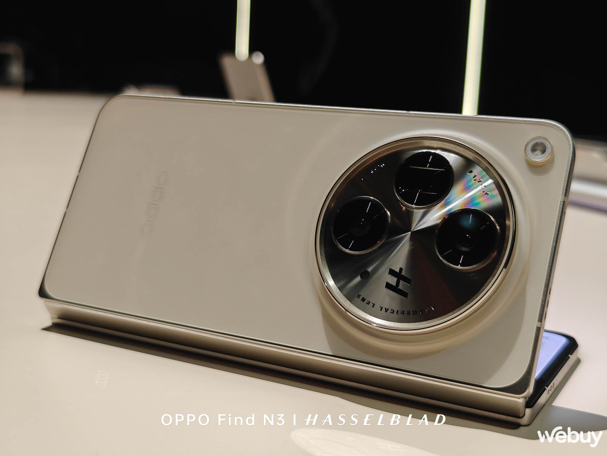 Trên tay OPPO Find N3, chụp bởi OPPO Find N3: Cuối cùng, Samsung đã có đối thủ xứng tầm - Ảnh 13. Trên tay OPPO Find N3, chụp bởi OPPO Find N3: Cuối cùng, Samsung đã có đối thủ xứng tầm - Ảnh 13.