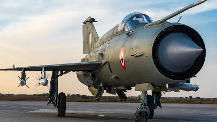 Máy bay MiG-21 Bison của Phi đội số 4 không quân Ấn Độ thực hiện chuyến bay cuối cùng tại căn cứ Uttarlai vào ngày 31/10. (Ảnh: Bộ Quốc phòng Ấn Độ)