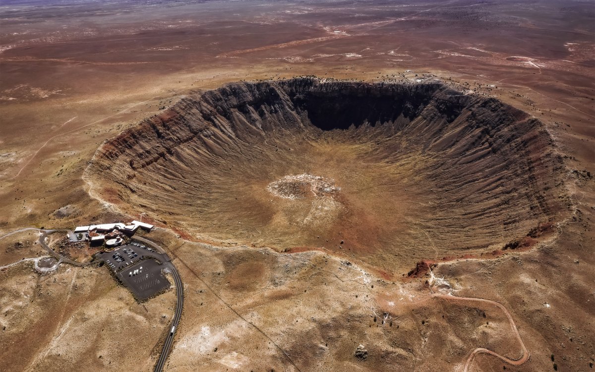 Khám phá nơi ẩn giấu miệng núi lửa va chạm lớn nhất và lâu đời nhất thế giới?