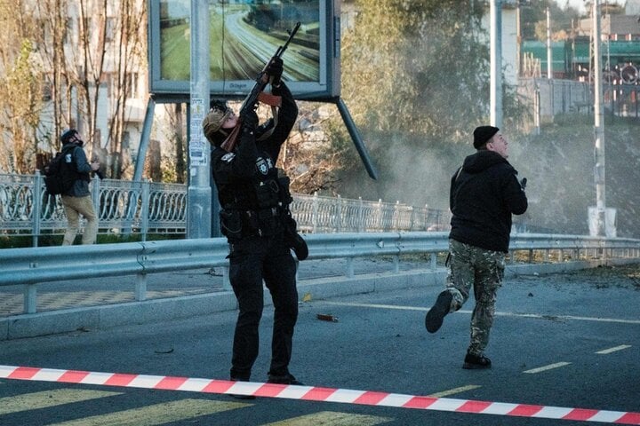 Một sĩ quan cảnh sát Ukraine bắn vào một máy bay không người lái ở Kiev.