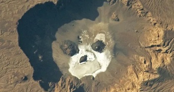 NASA công bố hình ảnh 'đầu lâu khổng lồ' phát sáng giữa Sahara