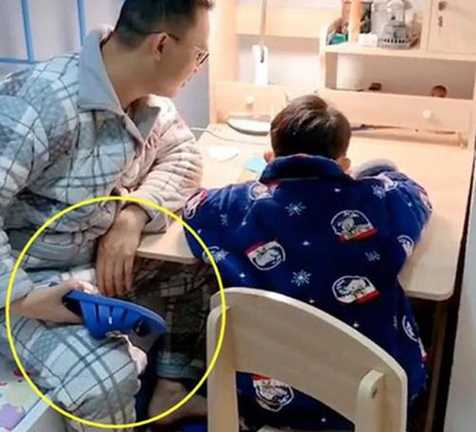 Làm bài tập về nhà, cậu bé lớp 1 có thao tác "lạ" khiến dân tình câm nín: Thao túng tâm lý quá đỉnh! - Ảnh 3.
