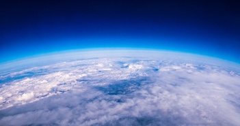 Bầu khí quyển của Trái đất nặng bao nhiêu kg?