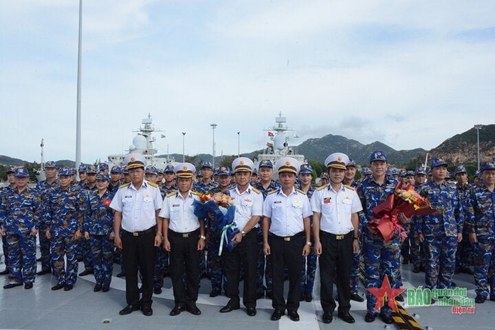 Trước khi làm lễ tiễn tàu, Đại tá Nguyễn Văn Bách, Tư lệnh Vùng 4 (hàng đầu, thứ 3 từ bên phải) đã đến tặng hoa, động viên cán bộ, chiến sĩ Tàu 016 và đoàn công tác.