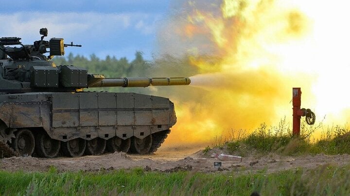 Theo lính xe tăng Nga, T-80BVM cho phép họ bắn một viên đạn trúng đích xuyên qua ô cửa sổ ở khoảng cách xa tới 5 km.