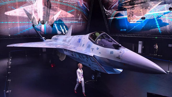 Máy bay chiến đấu tàng hình thế hệ 5 Su-75 Checkmate được Rostec giới thiệu tại MAKS-2021. (Ảnh: Sputnik)