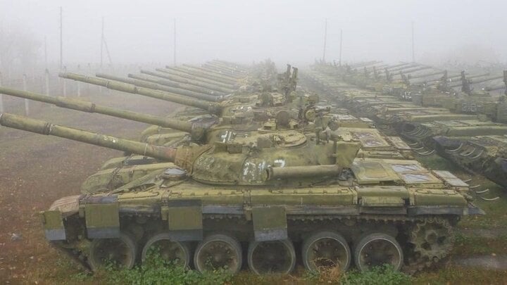 Một bãi chứa T-72 của Nga.